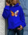 Detailansicht des blauen Hoodies mit Schmetterlings-Blumen-Grafikdruck und Vordertaschendesign. - Königsblau mit Kapuze