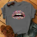 Grijs t-shirt met korte mouwen en kleurrijke sprenkel-lippenprint, casual losse hals top. - S / Grijs