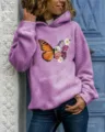 Detailansicht eines Damen Langarm Kapuzensweatshirts mit Schmetterling und Blumen Print. - Hellviolett mit Kapuze