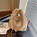 Elegante borsa a mano in peluche soffice per donna, borsa in pelliccia sintetica con chiusura. - Solo Borsa / Marrone