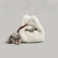 Borsa a mano soffice in pelliccia sintetica bianca con cinturino marrone e ciondolo coniglietto. - con portachiavi / Bianco