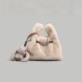 Beigefarbene Plüsch-Handtasche mit braunem Lederriemen, süße Fell-Tasche für Damen Mode. - Mit Anhänger / Aprikose