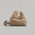 Flauschige Plüsch Handtasche in Khaki, weiches Fell Material mit niedlichem Hasen Anhänger Schloss. - Mit Anhänger / Braun
