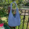 Borsa a tracolla in rete crochet blu, elegante borsa tote lavorata a maglia per estate. - Blu