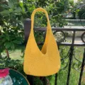 Borsa a spalla in maglia crochet gialla fatta a mano, grande shopper estiva casual. - Giallo