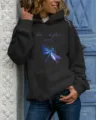 Lässiger schwarzer Kapuzenpullover mit blauem Aquarell-Libellenprint und Aufschrift. - S / Oberteile / Schwarz