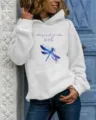 Detailaufnahme des lässigen weißen Kapuzenpullovers mit blauem Libellen-Druck und Text. - S / Oberteile / Weiß