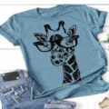 Casual μπλε κοντομάνικο μπλουζάκι t-shirt με χαριτωμένο σχέδιο καμηλοπάρδαλης με γυαλιά. - S / Tops / Πράσινο του Νερού