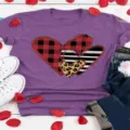 Vista dettagliata della t-shirt casual a maniche corte di San Valentino con stampa cuore. - Taglia S / Top / Viola