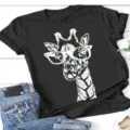 Λεπτομερής όψη μαύρου κοντομάνικου t-shirt με διασκεδαστική λευκή στάμπα καμηλοπάρδαλης με γυαλιά. - Μαύρο