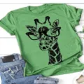 Πράσινο casual κοντομάνικο t-shirt με όμορφο σχέδιο καμηλοπάρδαλης με γυαλιά εκτύπωση. - S / Tops / Πράσινο
