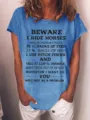 Detailansicht des blauen Kurzarm-T-Shirts mit einem lustigen Vintage-Reiter-Spruch-Druck. - S / Oberteile / Blau