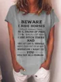 Lässiges graues Damen Kurzarm T-Shirt mit witzigem Reiter Spruch Aufdruck Design. - S / Oberteile / Grau
