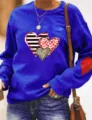 Detailansicht des königsblauen Pullovers mit tollem Herz-Print und stylischen Ellenbogen-Patches. - Blau
