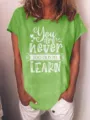 Grünes lässiges Kurzarm T-Shirt mit inspirierendem Zitatdruck Detailansicht für Damen - S / Oberteile / Grün