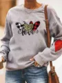 Detailopname van het grijze sweatshirt met lange mouwen en liefdesgrafiek en elleboogpatch. - S / Tops / Grijs