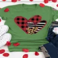 T-shirt a manica corta verde da donna, maglietta girocollo casual con stampa grafica a cuore strato. - Taglia S / Top / Verde
