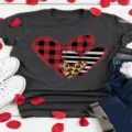 Maglietta grigia casual a maniche corte con grafico a cuore di San Valentino top! - Taglia S / Top / Grigio