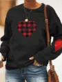 Sweat-shirt noir manches longues avec motif cœur à carreaux rouges et col rond stylé. - Noir