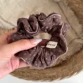 Bruine stoffen bloemige scrunchie voor vrouwen, vintage stijl haarband, elegante paardenstaart haaraccessoire. - Haarelastiek / Koffie Bloemen