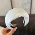 Vue détaillée du serre-tête blanc bouffant, design rembourré doux pour un port confortable. - Bandeau Large / Blanc