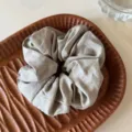 Sanftes minimalistisches Stoff-Haargummi Detailbild, bequemes Alltags-Haaraccessoire. - Haargummi / Khaki