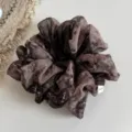 Λεπτομέρεια vintage paisley λαστιχάκι μαλλιών, ελαφρύ αναπνεύσιμο ύφασμα, κομψό ρετρό αξεσουάρ. - Σκούρο Καφέ