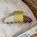 Primo piano dettagliato del fermaglio per capelli in acetato a pois colorati da donna. - Artiglio di Dopamina - Giallo Chiaro E Giallo E Marrone