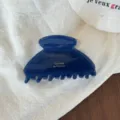 Detalle de pinza para el cabello de acetato azul, acabado brillante y elegante para peinados. - Pinza de Pelo en Forma de Abanico / Azul