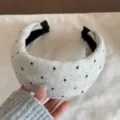 Serre-tête en laine grise avec des cœurs noirs, joli cerceau de cheveux épais pour l'hiver. - Beige