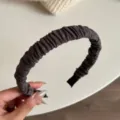 Cerchietto per capelli plissettato grigio scuro in tessuto con motivo fine, elegante fascia slim - Grigio floreale