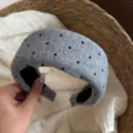 Gros plan détaillé d'un bandeau en tissu gris chic avec un joli motif à pois noirs. - Serre-Tête Large Gris