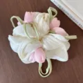 Gedetailleerde macrofotografie van de elegante pareingaas tulpenbloem haarelastiek detail. - Beige