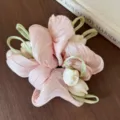 Roze geplooide chiffon haarscrunchie met schattige witte tulpbloemen en groene linten - Roze