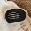 Barrette en tissu noir au design rayé large, accessoire élégant et polyvalent pour femmes. - Pince à Cheveux Rayée Gaufrée / Noir