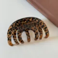 Molla per capelli leopardata marrone, elegante pinza squalo da donna, accessorio quotidiano chic. - Stampa Leopardata - Pinza a Fiore Rotondo