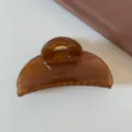 Dettaglio molletta per capelli traslucida marrone, elegante accessorio a mezzaluna. - Marrone Caramello - Pinza Semicircolare