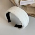 Détail de serre-tête large texturé blanc, cerceau de cheveux en tissu minimaliste - Serre-tête Rayé Gaufré 6cm / Blanc