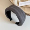 Serre-tête large côtelé gris foncé en détail, accessoire de cheveux en tissu élégant au quotidien. - Serre-tête Rayé Gaufré 6cm / Gris