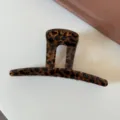 Vista dettagliata della molletta per capelli leopardata marrone, forcina elegante donna. - Stampa Leopardata - Pinza Diritta