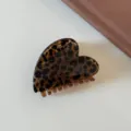 Molla per capelli cuore leopardato marrone donna, elegante accessorio acrilico. - Stampa Leopardata - Pinza a Cuore