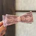 Détail de pince à cheveux nœud en dentelle filet rose brodé et tulle noir superposé. - Rose Maille de Dentelle - Pince Banane