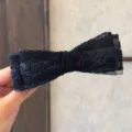 Vue de détail d'une pince à cheveux noire avec un nœud en dentelle et tulle élégant. - Noir Maille de Dentelle - Pince Banane