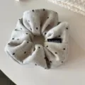 Chouchou en laine style coréen avec joli motif de cœurs noirs et détail de texture douce. - Chouchou / Beige Scrunchie