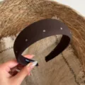 Close-up van de bruine stoffen haarband met stippen, stijlvol haaraccessoire voor dames. - 4cm Hoofdband / Stippen Bruin