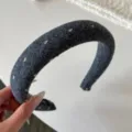 Gros plan détaillé d'un serre-tête duveteux gris foncé avec de jolis motifs de cœurs argentés. - Serre-tête / 3.5cm Large / Gris