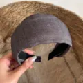 Detailopname van een brede bruine stoffen haarband, gestructureerd ontwerp, comfortabel. - 6.5cm Linnen Brede Haarband / Lichte Kleur