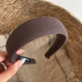 Bruine stoffen haarband voor dames, brede haarreif voor herfst en winter, stijlvol haaraccessoire. - 4cm Linnen Brede Haarband / Donkere Kleur