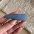 Gros plan de la pince à cheveux en jean bleu, montrant la texture et l'enveloppe en tissu. - Style Triangle / Bleu clair