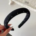 Gros plan détaillé du serre-tête duveteux noir orné de motifs de cœurs scintillants argentés. - Serre-tête / 2.5cm Étroit / Noir